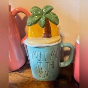 NEW Rae Dunn - figurative mug with lid topper Meet me at the Beach